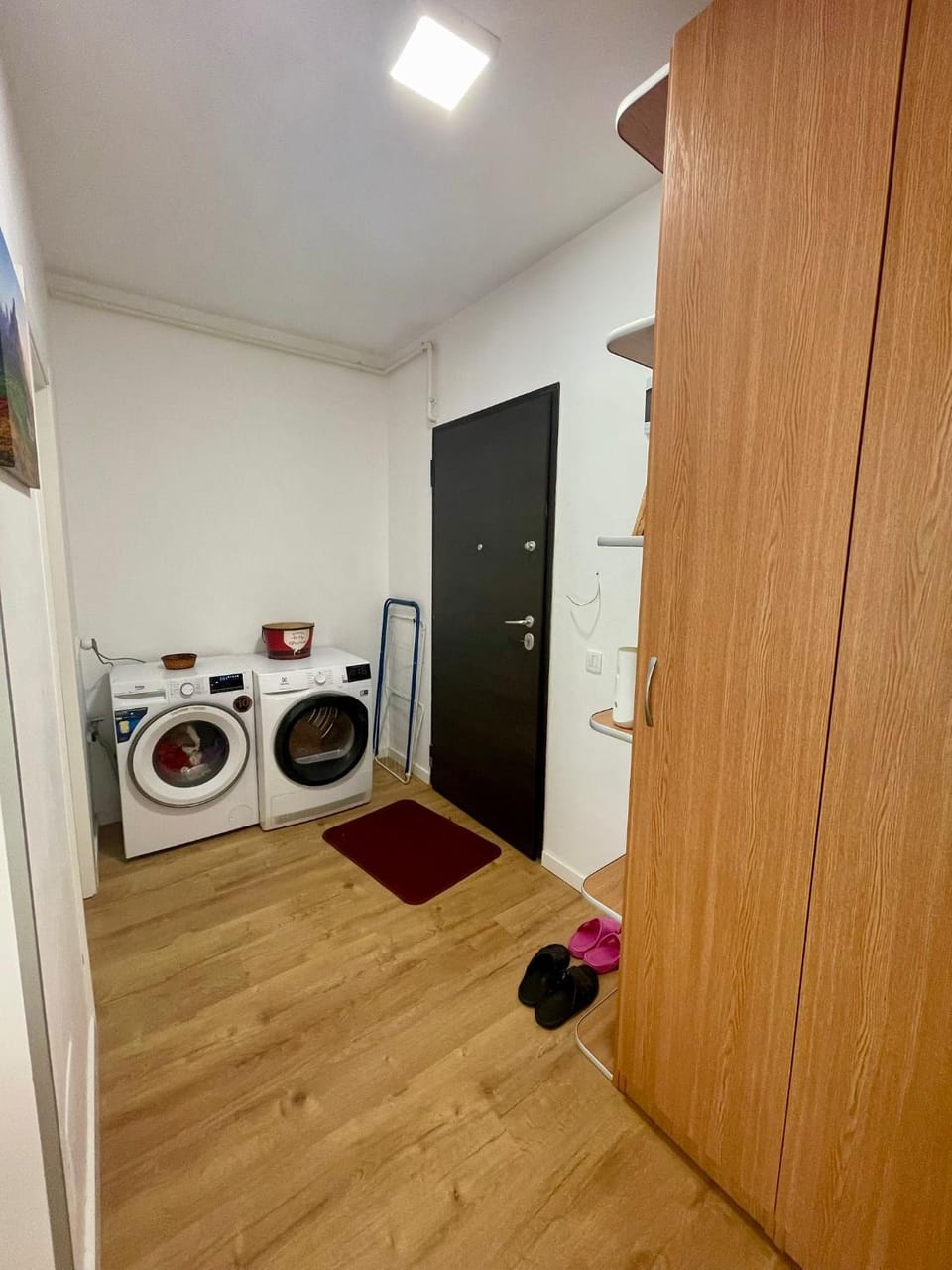 Kitchen or kitchenette, towels, wardrobe, washing machine, dryer