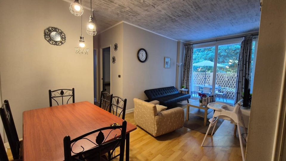 Living room, Lounge or bar, Seating area, Dining area