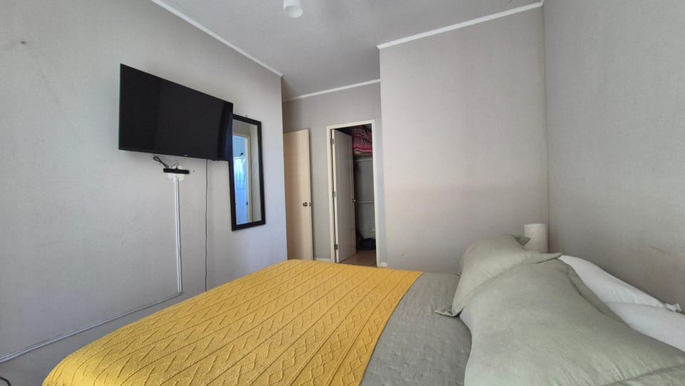 Bed, TV and multimedia, Photo of the whole room, Bedroom