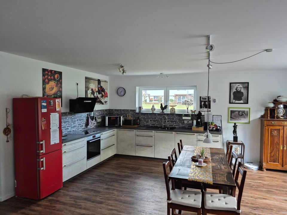 Coffee/tea facilities, Dining area, dishwasher, stove, kitchen