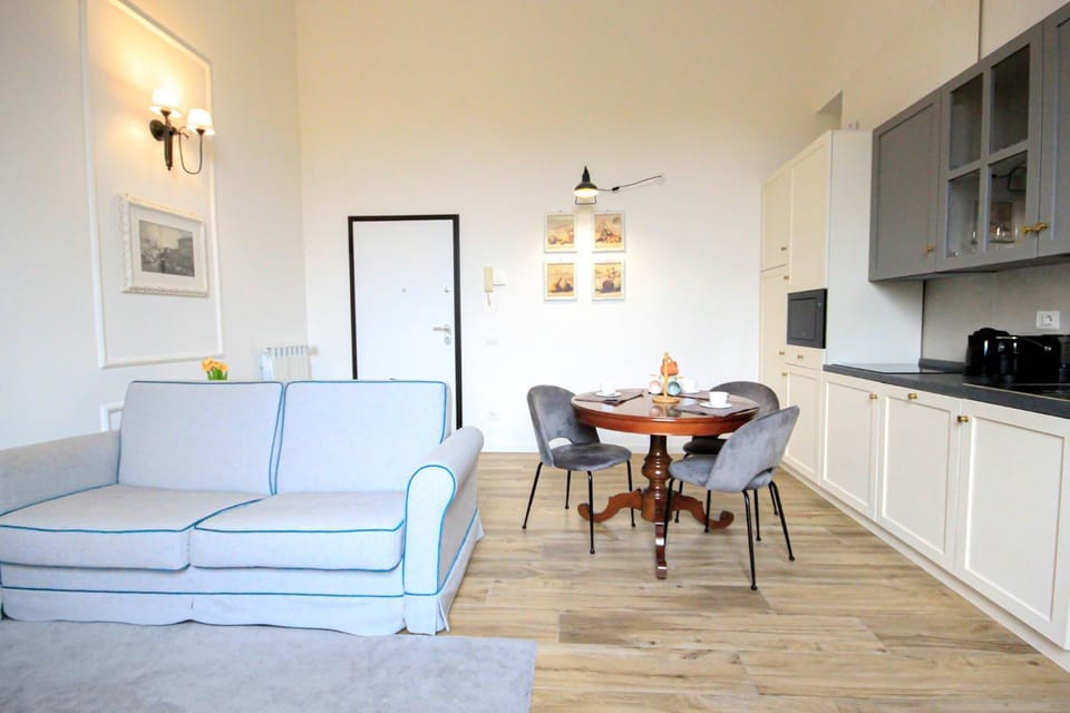 Day, Coffee/tea facilities, Kitchen or kitchenette, Living room, Decorative detail, Seating area, Time of day, cot, flat iron, oven, toaster, kitchen, acessibility