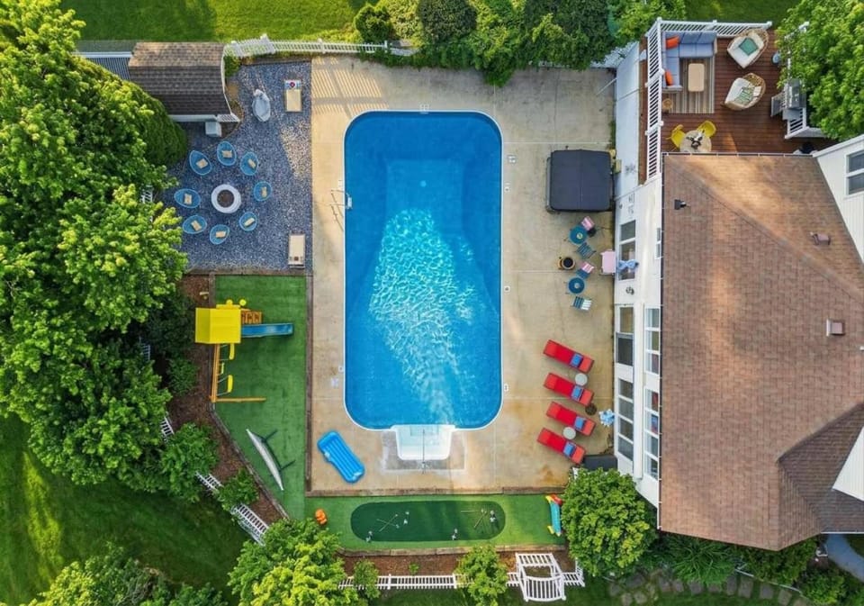 Sleeps 20 Sport Court Game Room Grill Spa House in Swannanoa