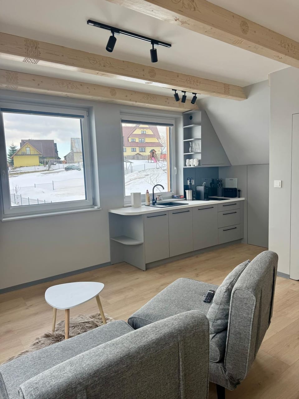 Kitchen or kitchenette, Living room, Seating area, Dining area