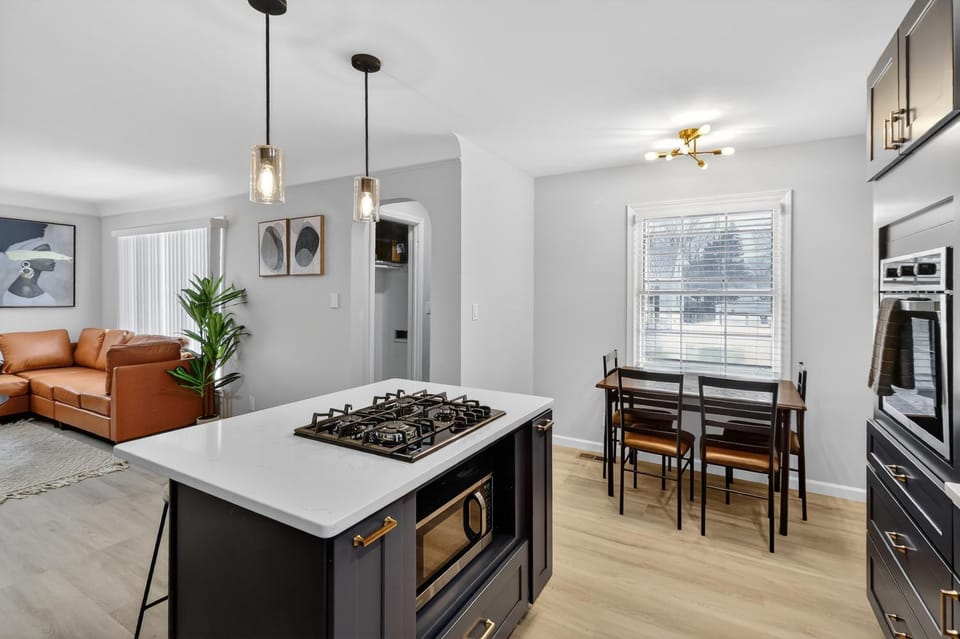 Stunning Home 15 Min to Downtown & Airport Apartment in Parma