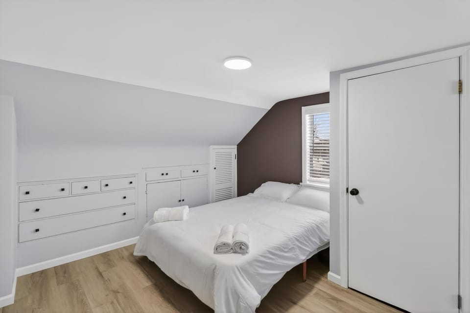 Stunning Home 15 Min to Downtown & Airport Apartment in Parma