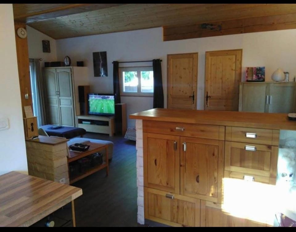 Kitchen or kitchenette, minibar