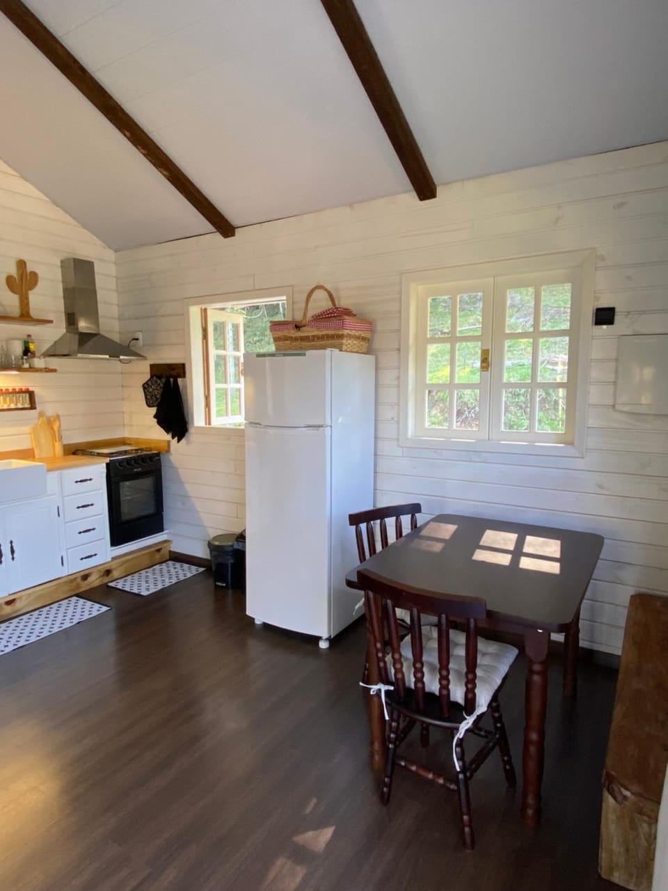 Kitchen or kitchenette, Dining area, dishwasher, stove
