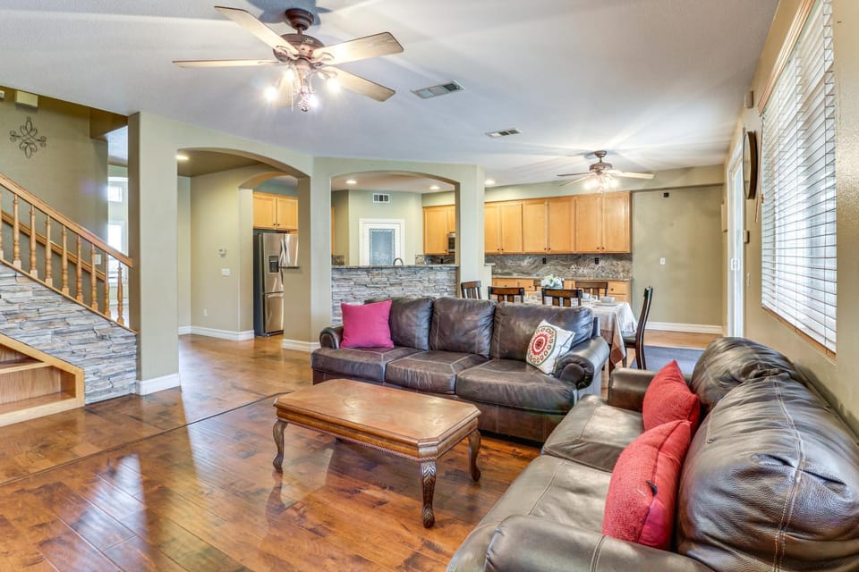 Pool, Patio and Games! Suburban Home in Palmdale House in Palmdale