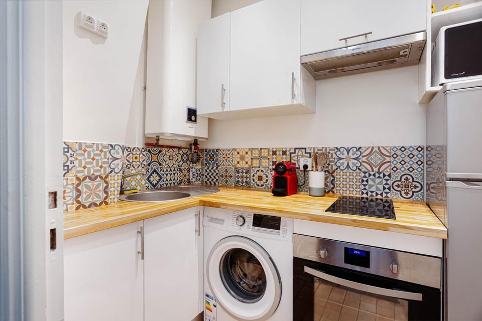 Kitchen or kitchenette, oven, stove, washing machine