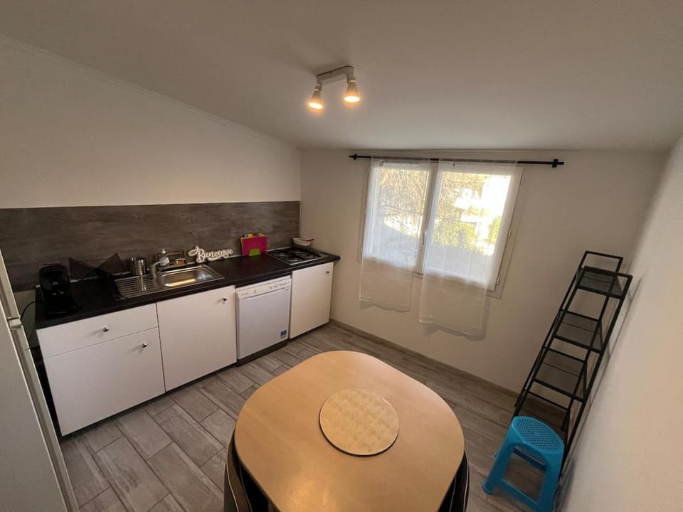 Kitchen or kitchenette, Dining area, stove