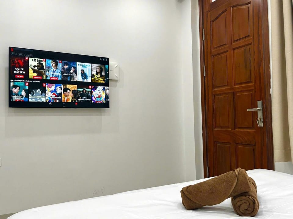 Bed, TV and multimedia, Evening entertainment, Bedroom, wardrobe