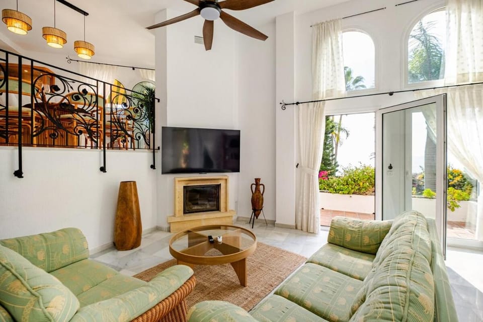 Communal lounge/ TV room, TV and multimedia, Living room, fireplace