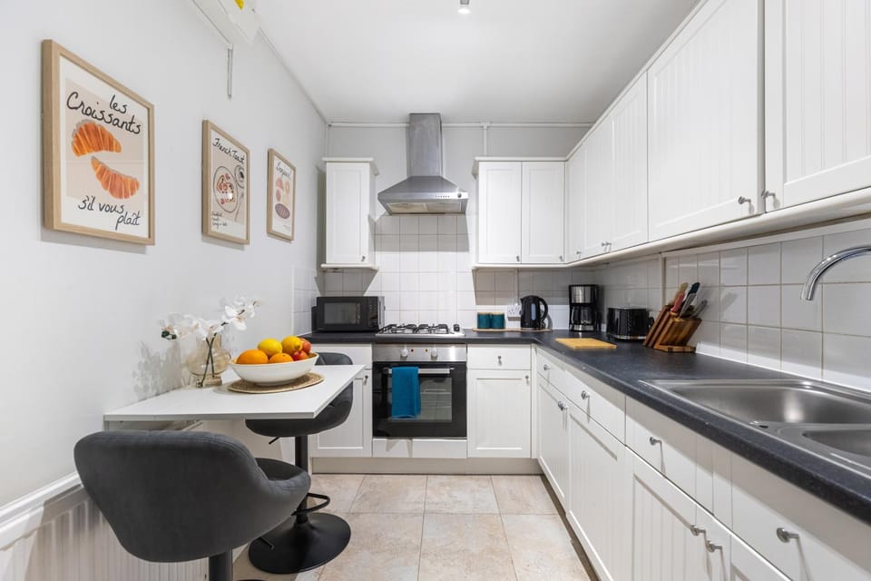 Coffee/tea facilities, Kitchen or kitchenette, Dining area, oven, stove, toaster