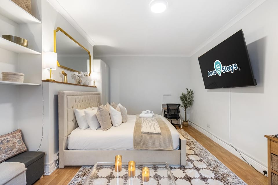 Bed, TV and multimedia, Photo of the whole room, Evening entertainment, Bedroom, towels