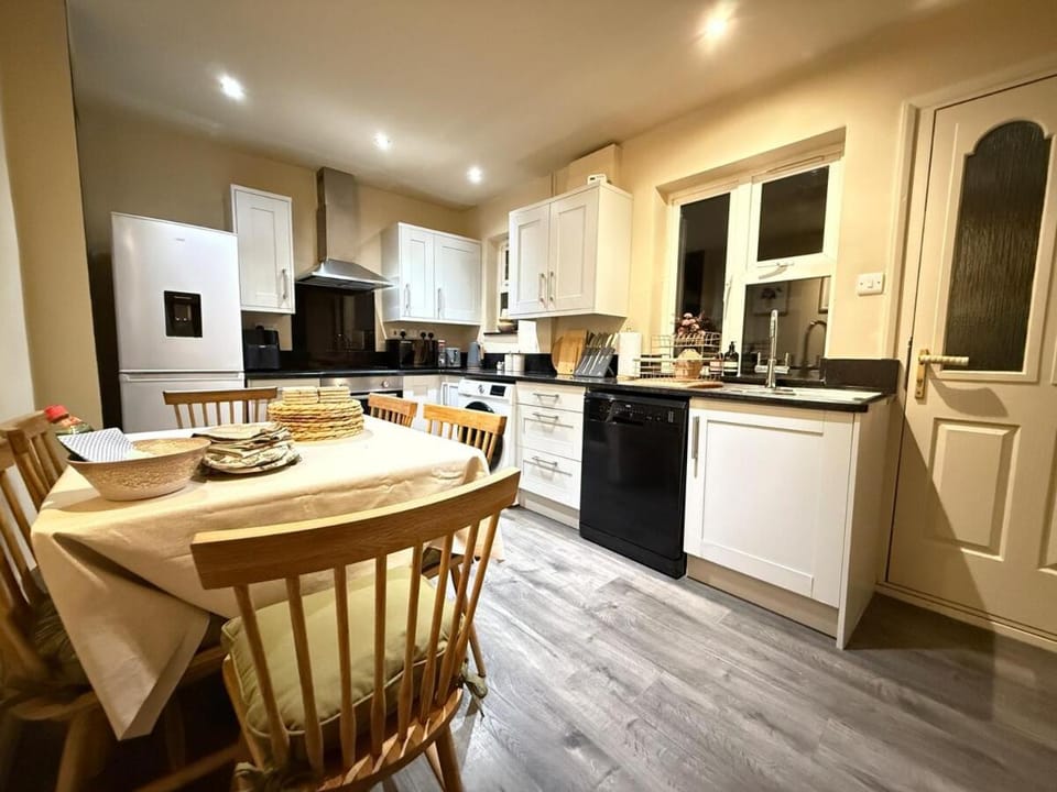Central stylish 3BD w free parking, fast wifi, washer, garden, long term pricing House in South Kesteven District
