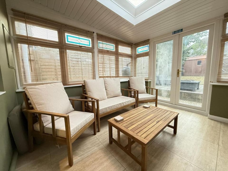 Central stylish 3BD w free parking, fast wifi, washer, garden, long term pricing House in South Kesteven District