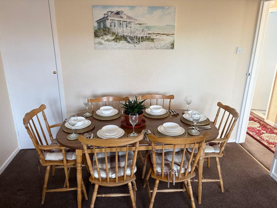 The Nash Retreat Near QEQM, Shops, Beach, Free Parking House in Margate
