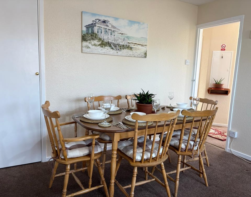 The Nash Retreat Near QEQM, Shops, Beach, Free Parking House in Margate