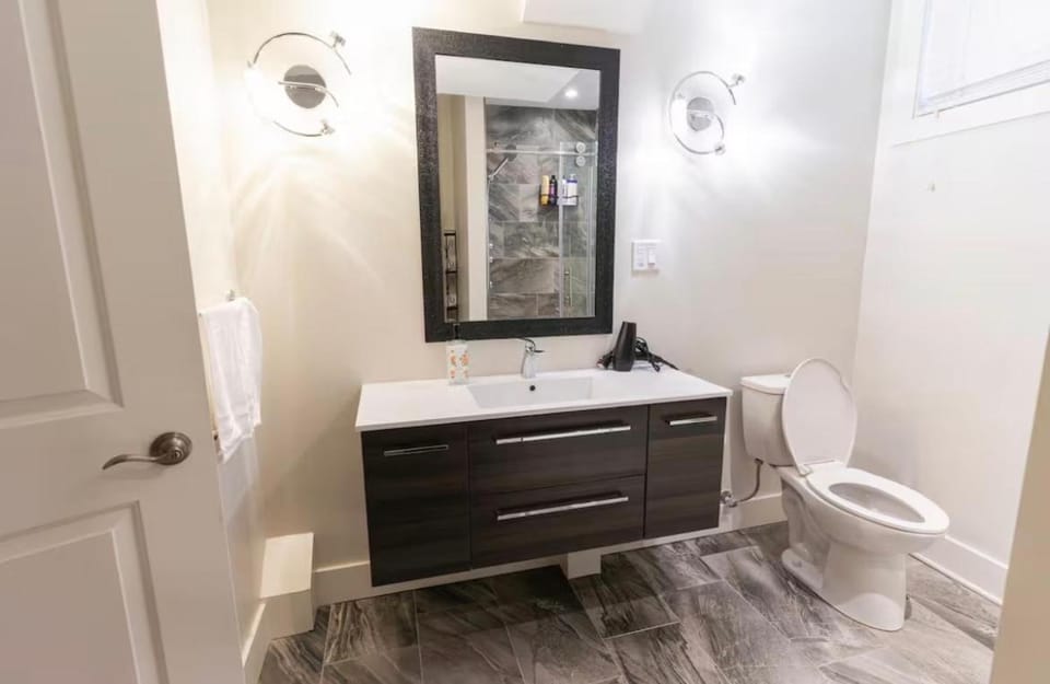 Modern Cozy Executive Suite with Private Entrance Bed and Breakfast in London