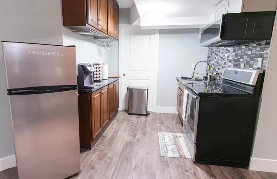 Modern Cozy Executive Suite with Private Entrance Bed and Breakfast in London