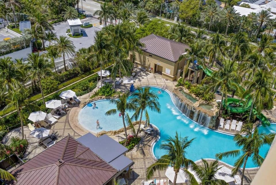 2B Beachfront condo! Pool! Games! 15 mins to PBI! Apartment in Riviera Beach