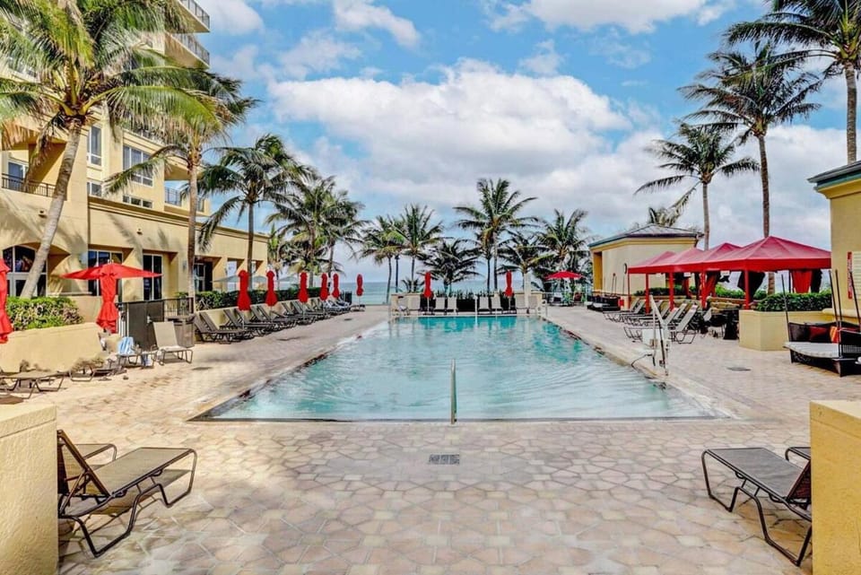 2B Beachfront condo! Pool! Games! 15 mins to PBI! Apartment in Riviera Beach
