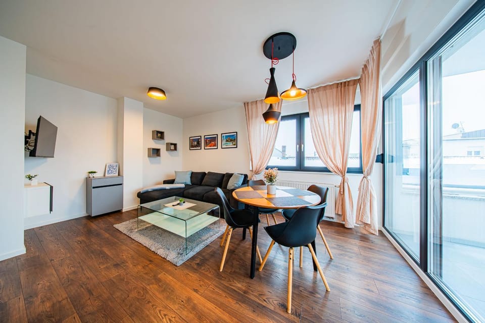 TV and multimedia, Living room, Seating area, Dining area, Family, internet, oven, stove