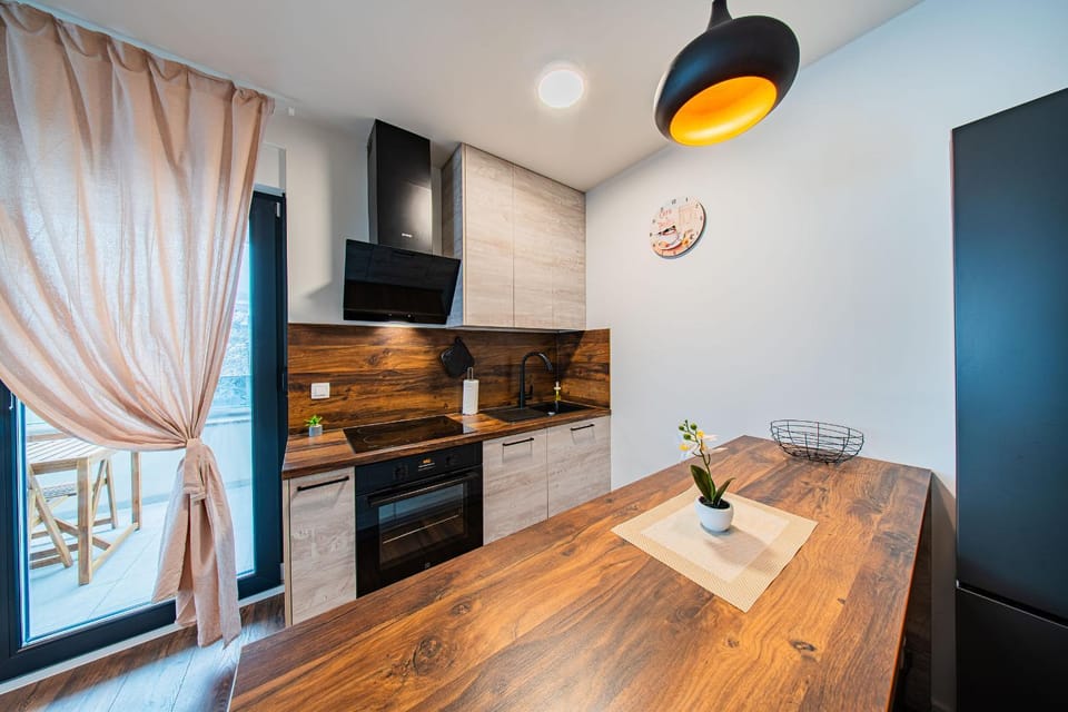 Kitchen or kitchenette, Dining area, oven, stove