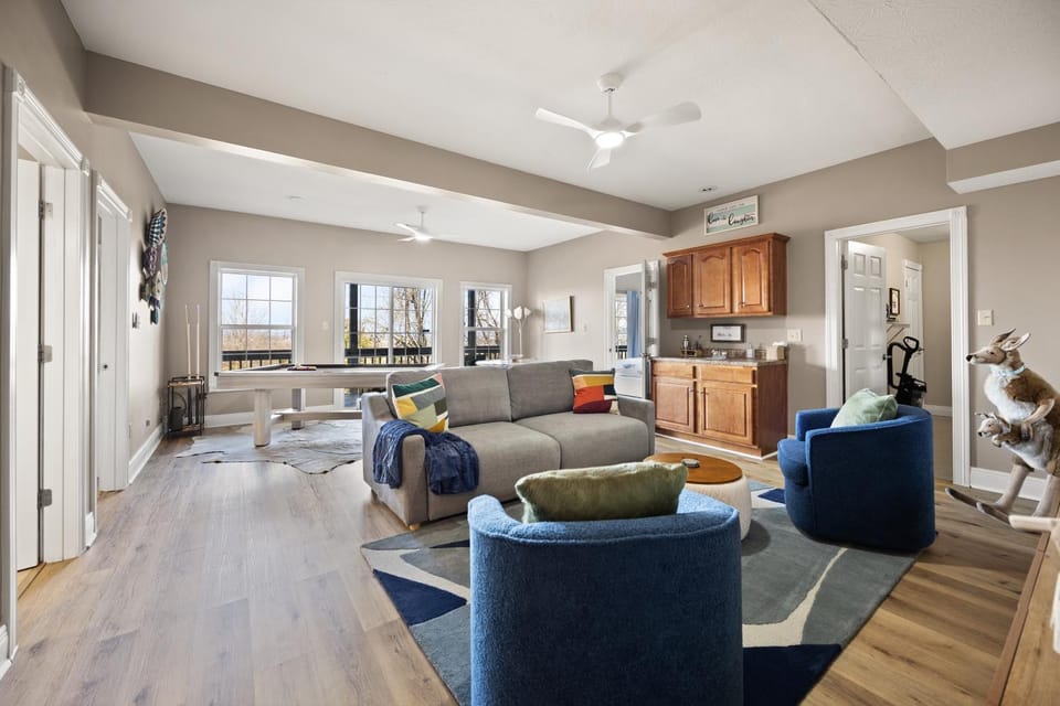 Game Room, Seating area