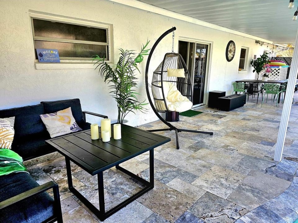 Purple Door Heaven - Heated Pool l BBQ Apartment in St Petersburg