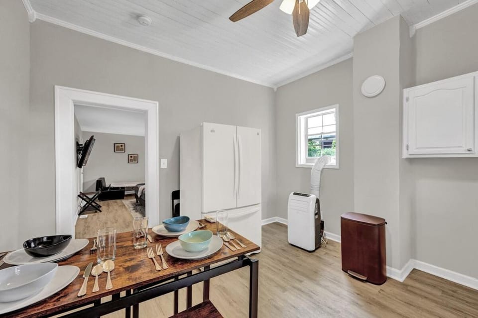 3 mins from Downtown - PS5, King Bed & EV Charger Apartment in Winston-Salem