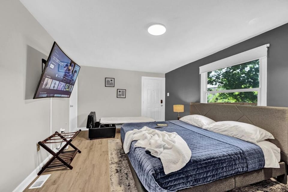 3 mins from Downtown - PS5, King Bed & EV Charger Apartment in Winston-Salem