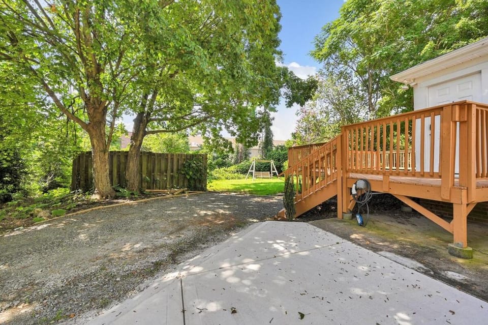 3 mins from Downtown - PS5, King Bed & EV Charger Apartment in Winston-Salem
