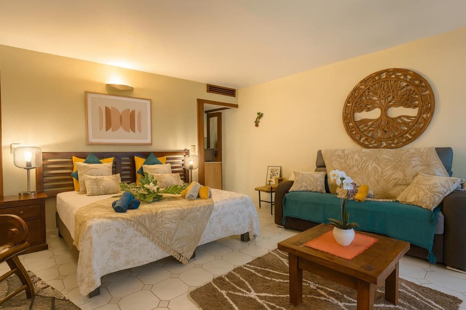 Bed, Living room, Photo of the whole room, Seating area, Bedroom