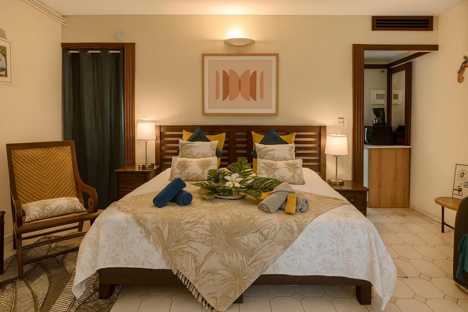 Bed, Living room, Photo of the whole room, Seating area, Bedroom, towels