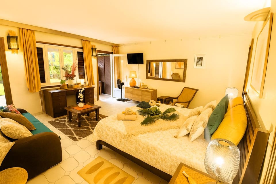Communal lounge/ TV room, Bed, TV and multimedia, Living room, Photo of the whole room, Seating area, Bedroom, towels