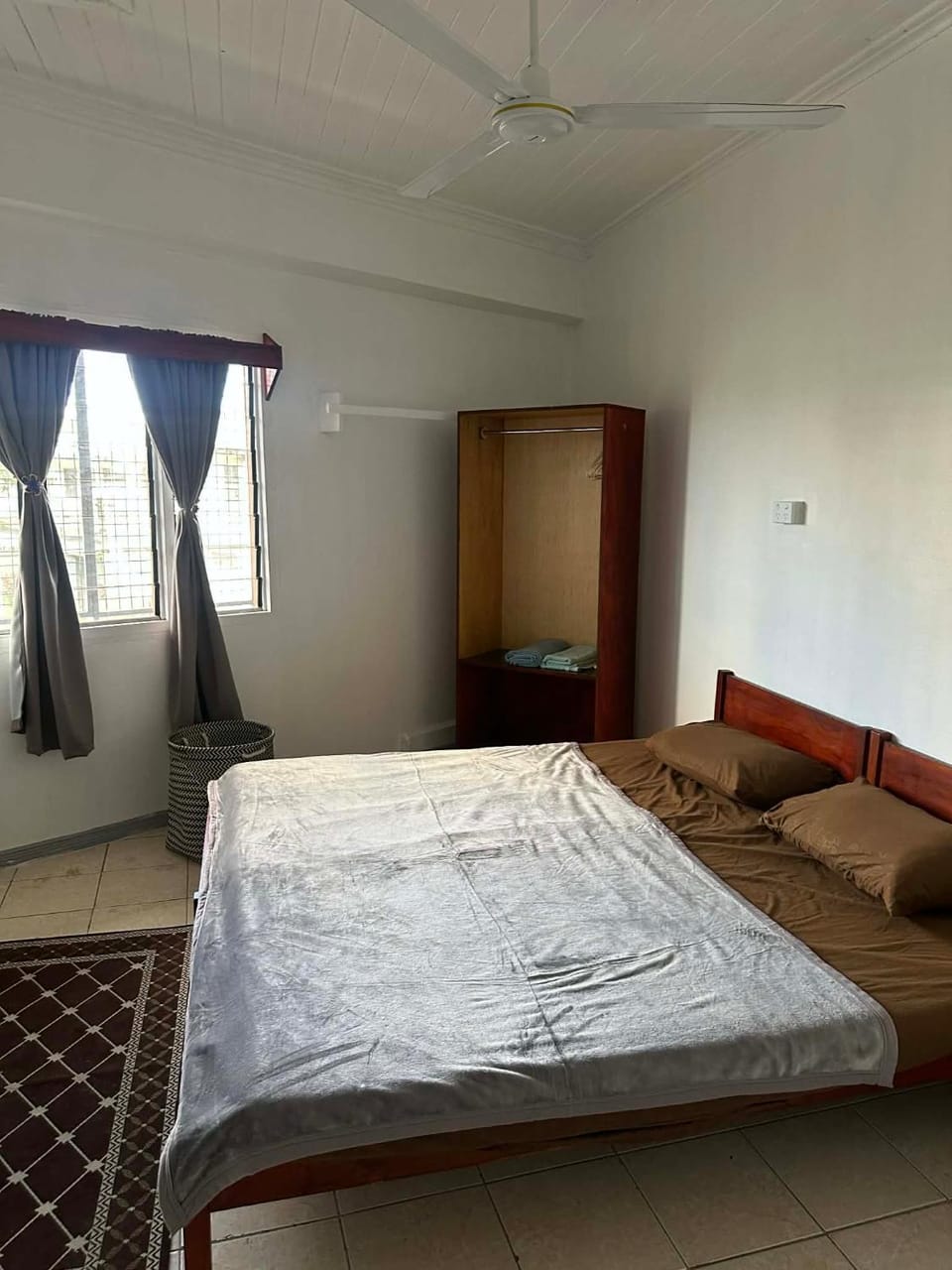 Photo of the whole room, Bedroom, wardrobe