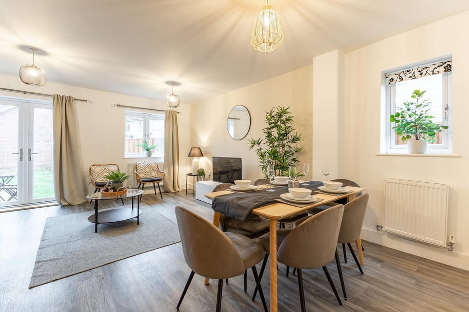 TV and multimedia, Living room, Seating area, Dining area, internet