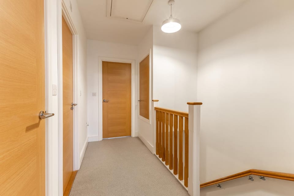Heathrow House with Parking - Sleeps 5 near M25, Virginia Water, Thorpe Park & Legoland, Mid To Long Term Bookings Welcome House in London Borough of Hillingdon
