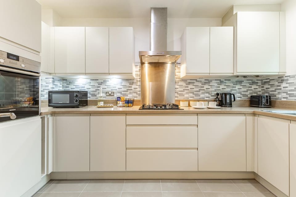Coffee/tea facilities, Kitchen or kitchenette, stove, toaster