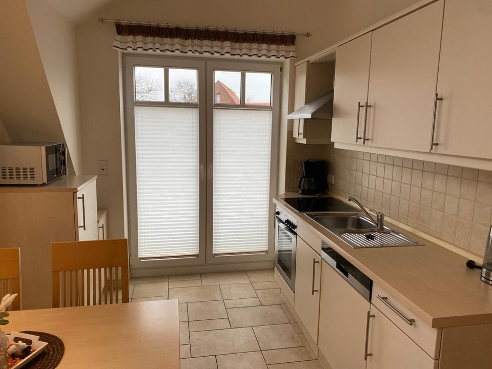 Kitchen or kitchenette, Dining area, dishwasher, stove