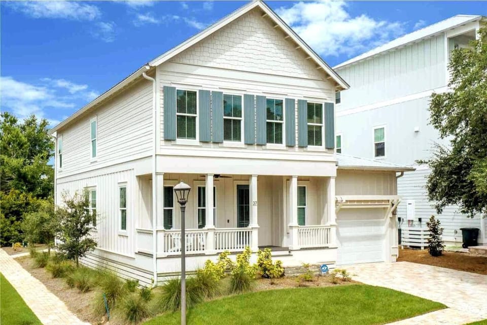 Property building, Facade/entrance, Garden, Parking