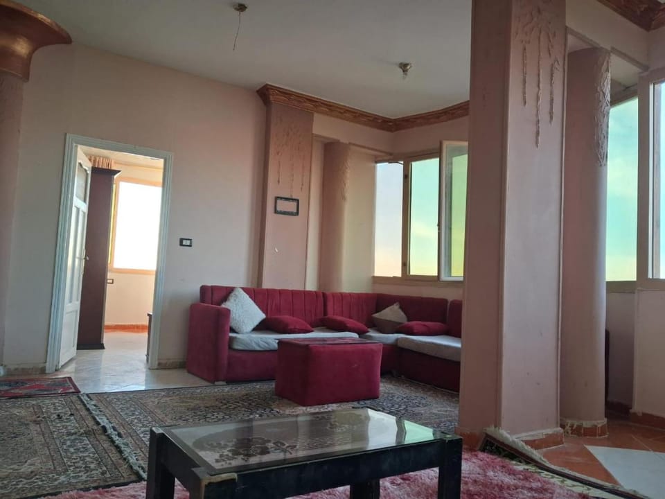 شقة ساحل قارون شقة مميزة تطل كل غرفها علي بحيرة قارون مباشرة وتقع في الطابق الثاني ولها مدخل مستقل تقع اعلي كافيه ومطعم الساحل وهي تقع في قرية صيد تراثية رائعة ن Apartment in Egypt