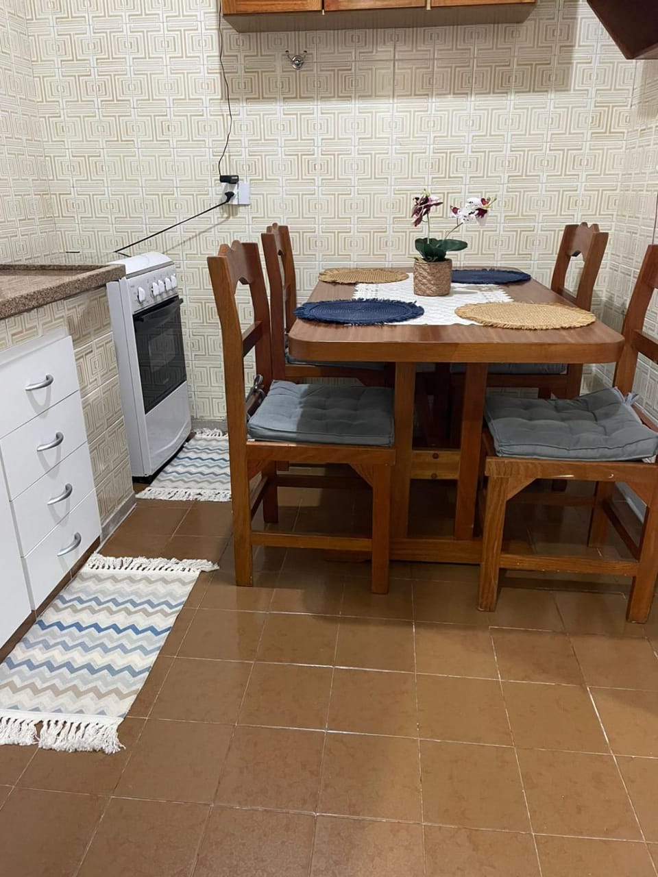 Kitchen or kitchenette, Dining area, oven