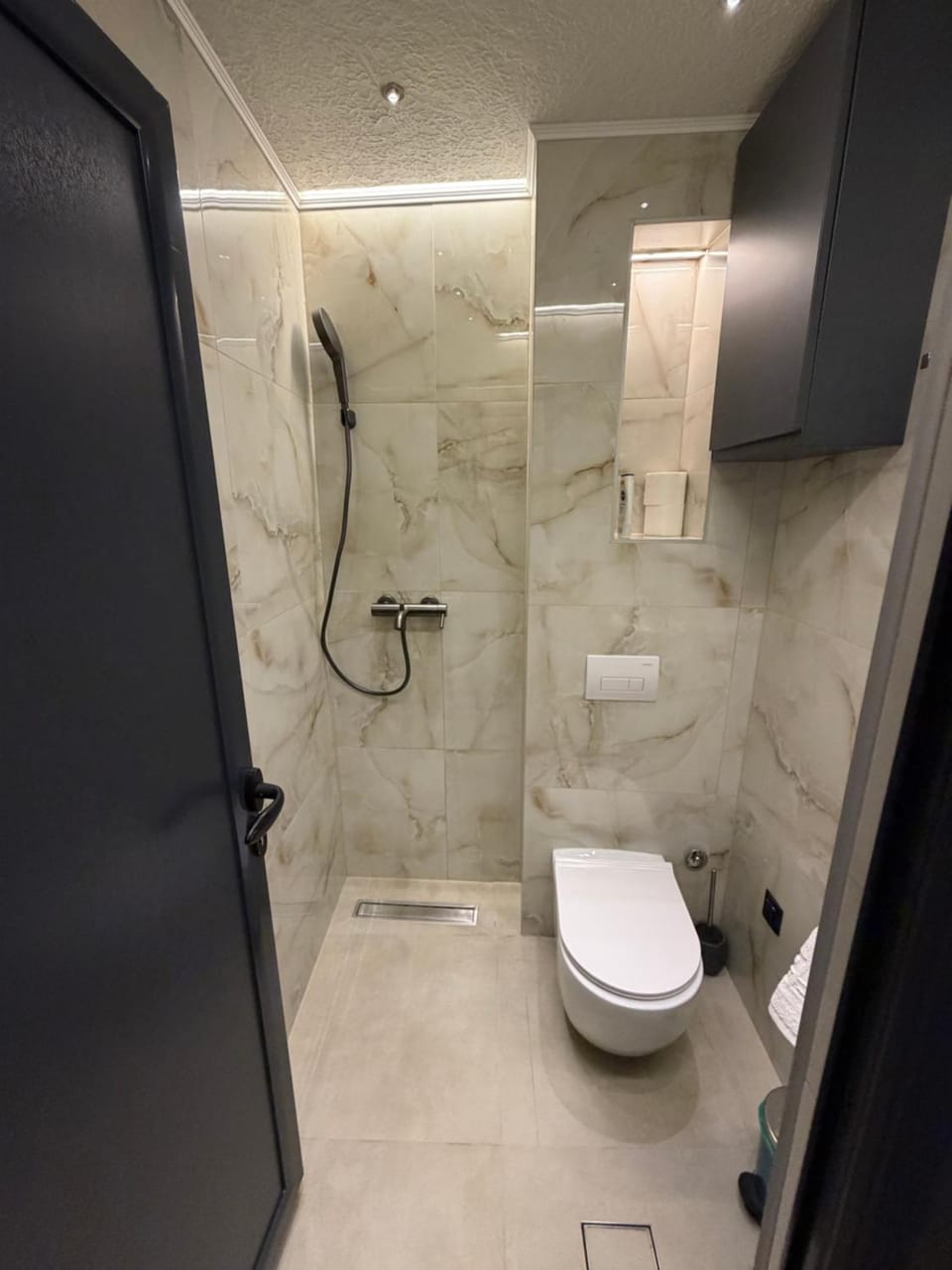 Shower, Toilet, Bathroom, towels