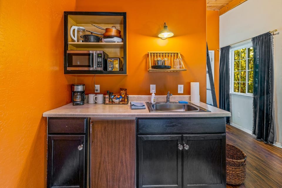 16 mi to Yosemite - Rustic Studio - Hiking Nearby Bed and Breakfast in Oakhurst
