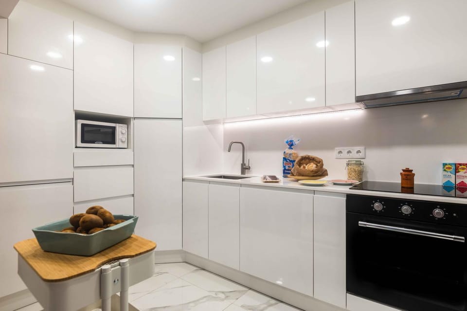 Kitchen or kitchenette, dishwasher, stove