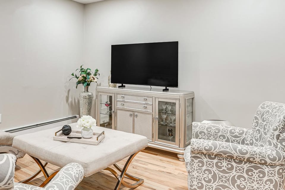 Shop, Hike, Golf & Swim: Inviting Deer Park Escape Apartment in Long Island