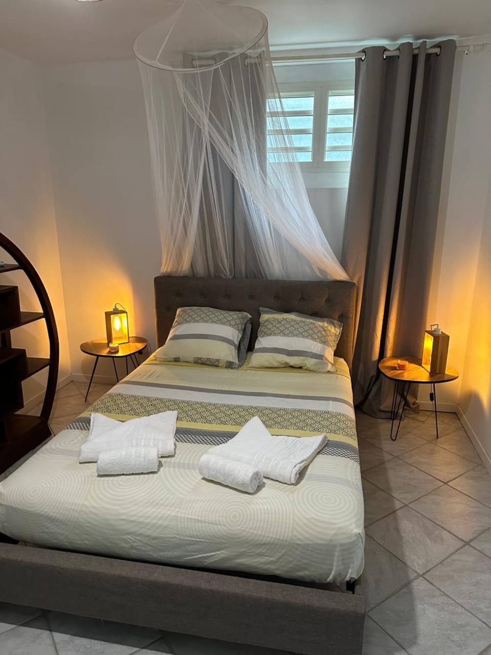 Photo of the whole room, Bedroom