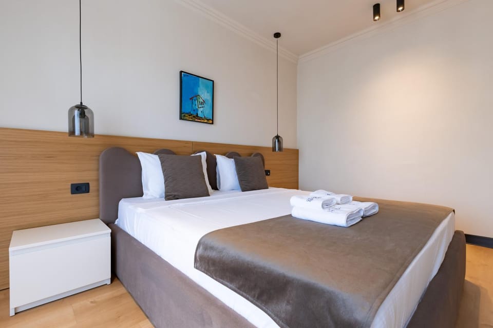 Bed, Bedroom, towels